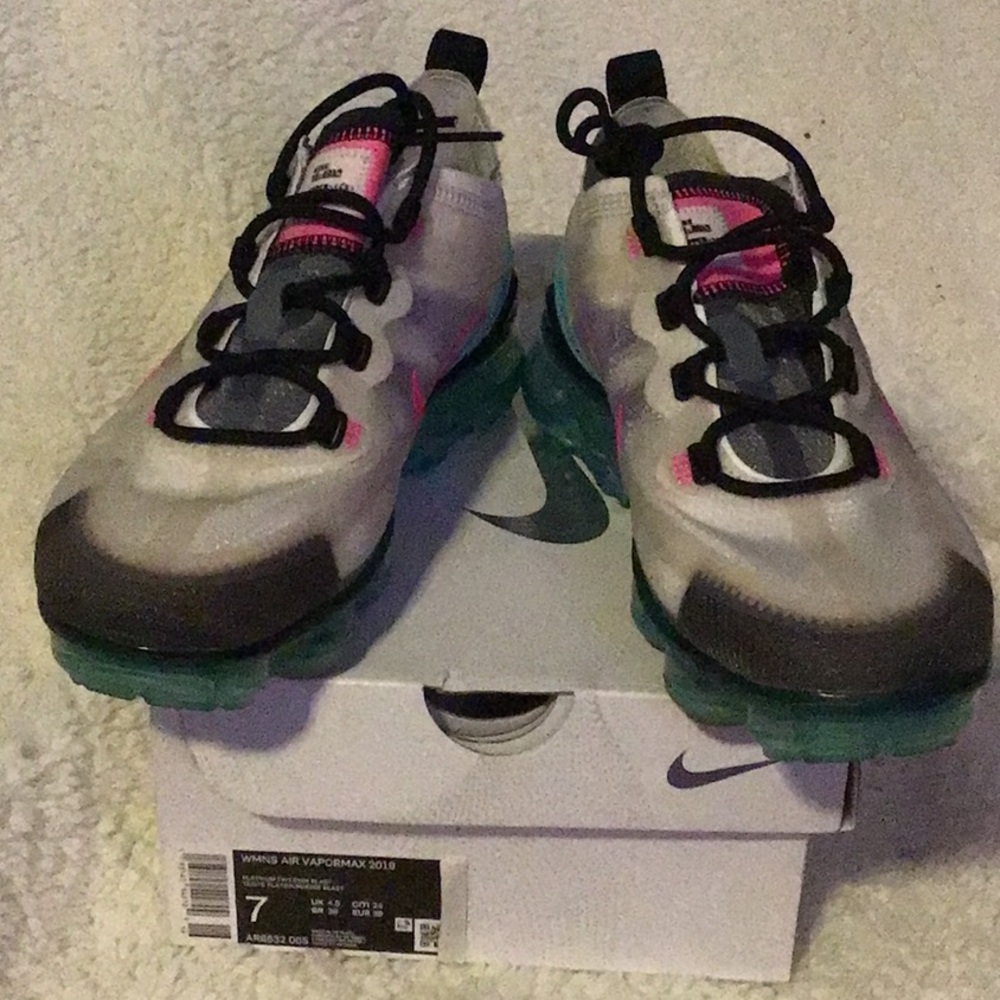 WMNS SIZE 7 NIKE AIR VAPORMAX 2019
